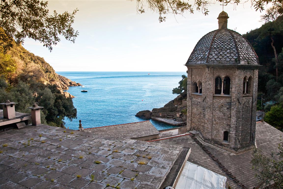 San-Fruttuoso-di-Camogli-shabby-chic-napoli-abbigliamento-donna.estate-2013-saldi-napoli