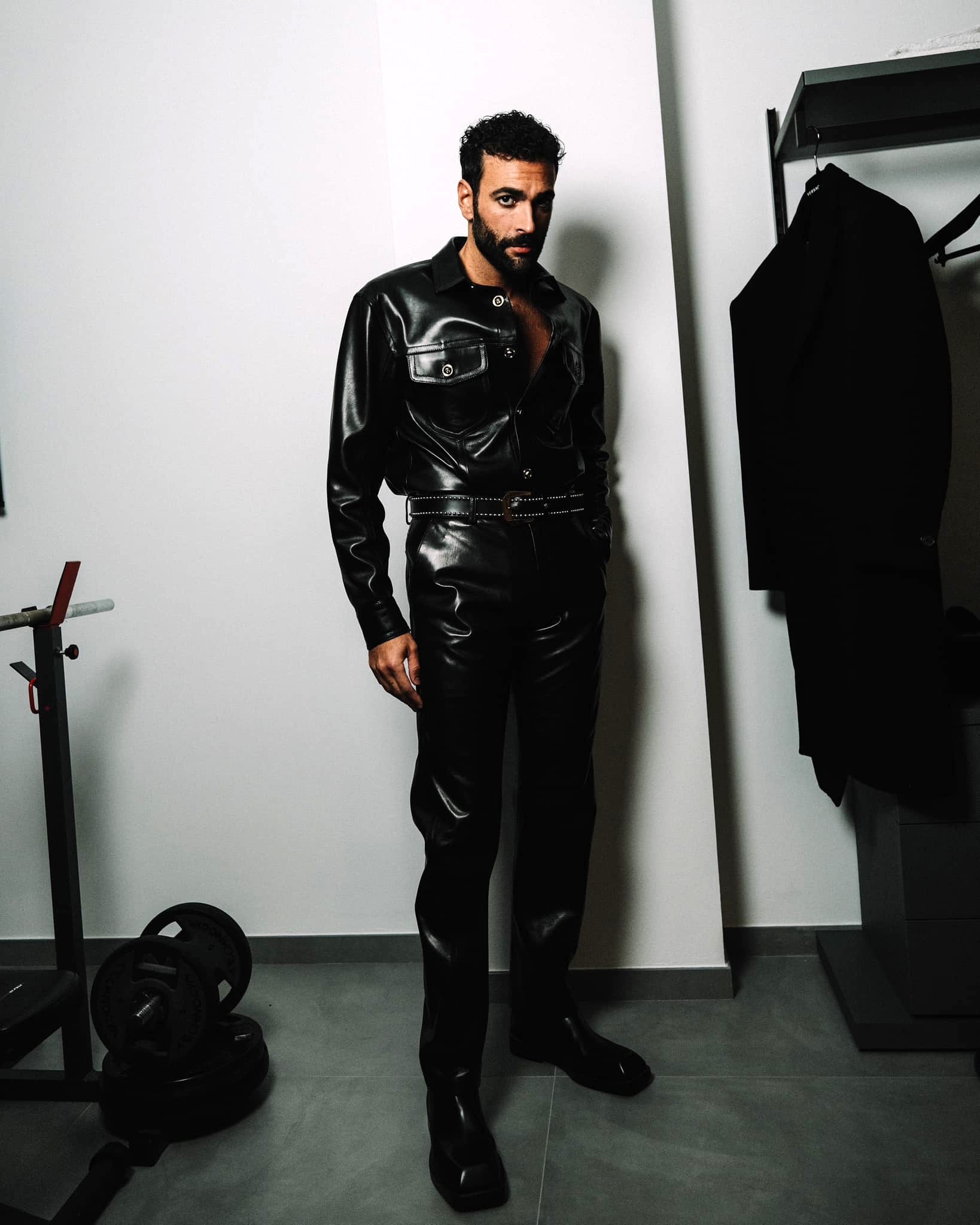 Marco mengoni vestito in pelle prima della serata al Festival di Sanremo