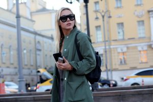 Persone che indossano colori scuri che invecchiano il look