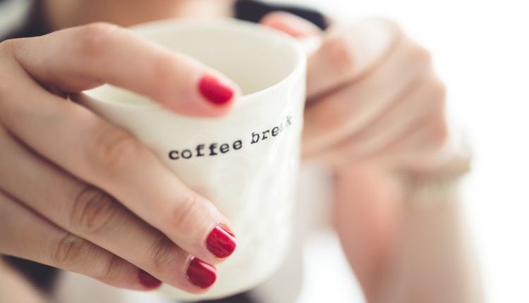 Tazza di caffè decaffeinato con la scritta 'Coffee Break', simbolo di una pausa elegante, da fashion icon, durante la routine quotidiana.