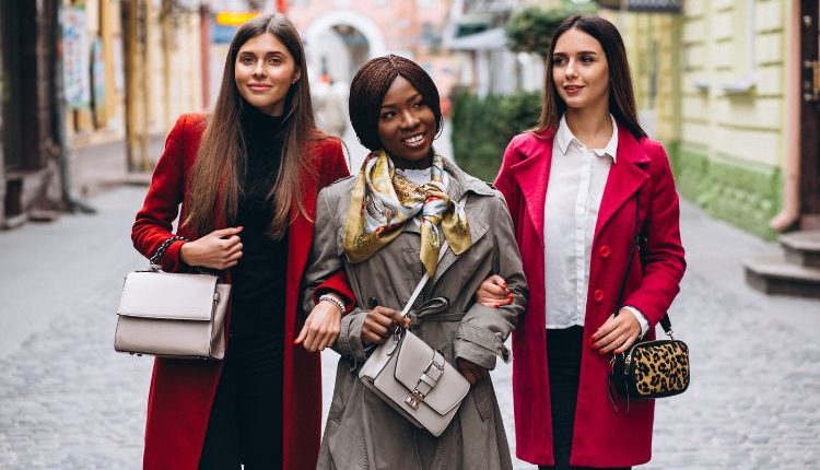 Donne di diverse etnie, indossando abiti sostenibili e audaci, che riflettono l'inclusività e l'innovazione nella moda del 2025