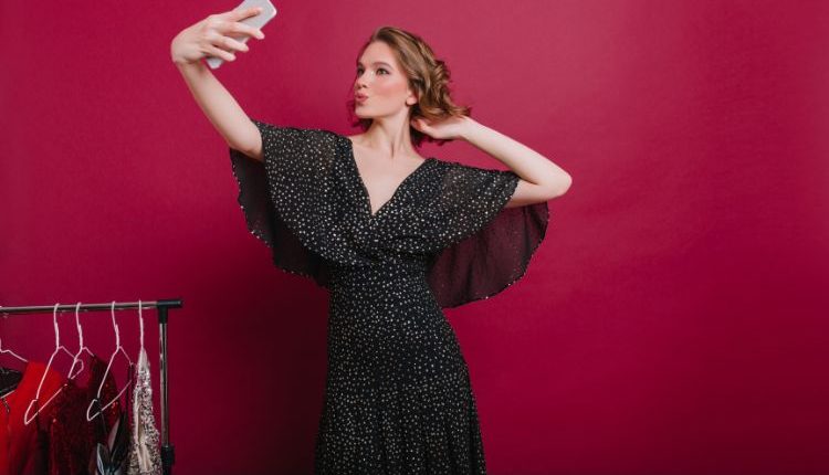 Donna che prova il suo outfit virale da postare sui social.