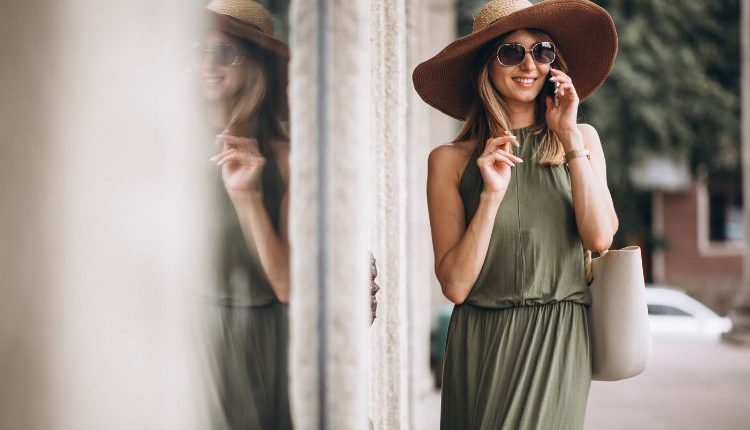 Donna che indossa accessori e look adatto a ferragosto.