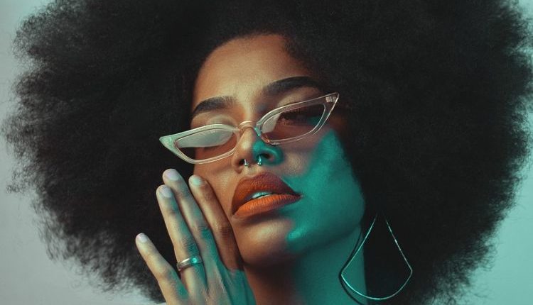 Donna che intossa occhiali cat-eye per costruire un look new vintage.