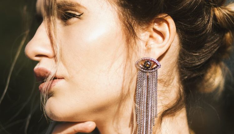 Donna che indossa orecchini grandi, tra gli accessori XXL