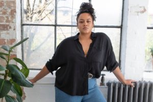 Donna che segue la Moda curvy