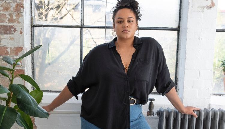 Donna che segue la Moda curvy