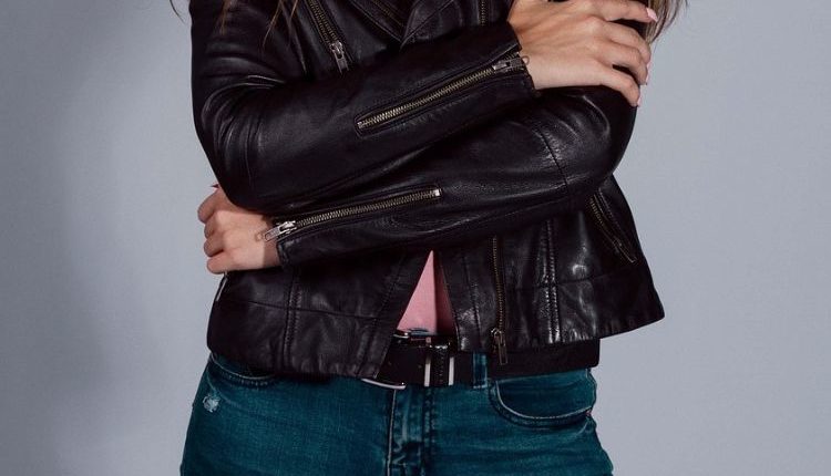 Donna con jeans e giacca in pelle, Must-have per la stagione