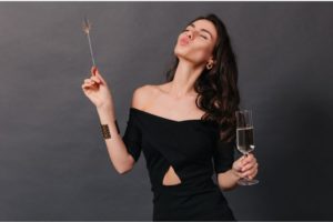 Giovane donna che indossa accessori scintillanti Capodanno