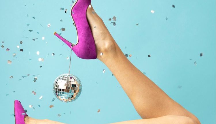 Tacchi in primo piano e globo discoteca, per indicare la moda party e i tacchi
