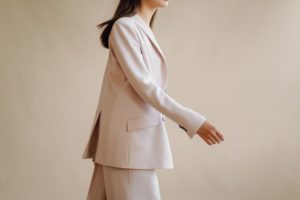 Blazer beige, tra i colori della moda 2026