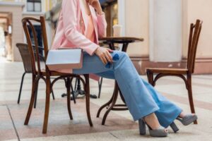Donna con Outfit per il brunch perfetto