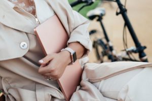 Donna che indossa uno Smartwatch di tendenza