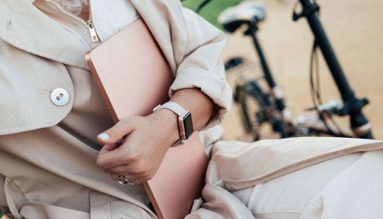 Donna che indossa uno Smartwatch di tendenza