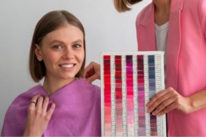 Donna che sta studiando i suoi colori, essendo strumenti di comunicazione personale