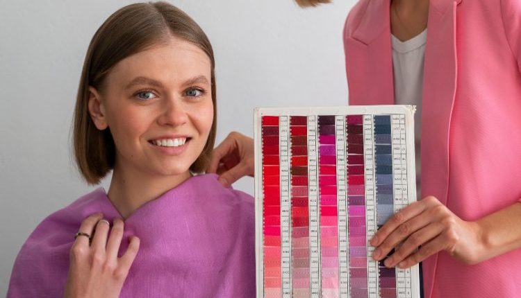 Donna che sta studiando i suoi colori, essendo strumenti di comunicazione personale