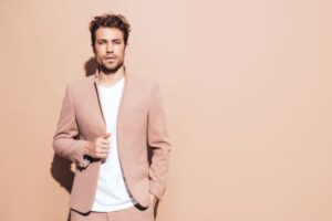 Uomo che indossa blazer beige, sulla base della moda uomo