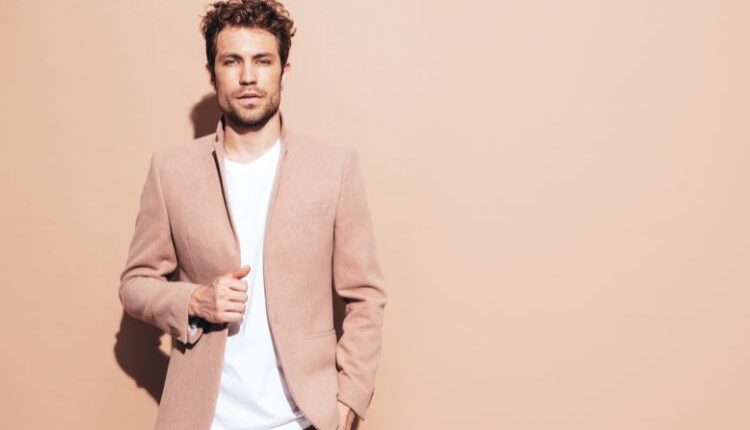 Uomo che indossa blazer beige, sulla base della moda uomo