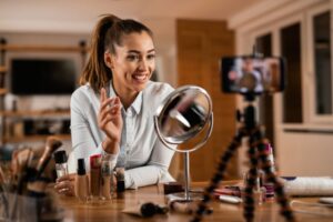 fashion influencer davanti al telefono che si riprende