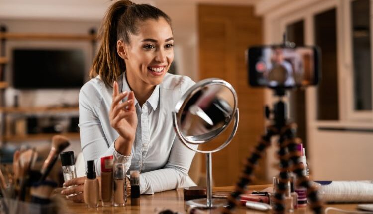 fashion influencer davanti al telefono che si riprende