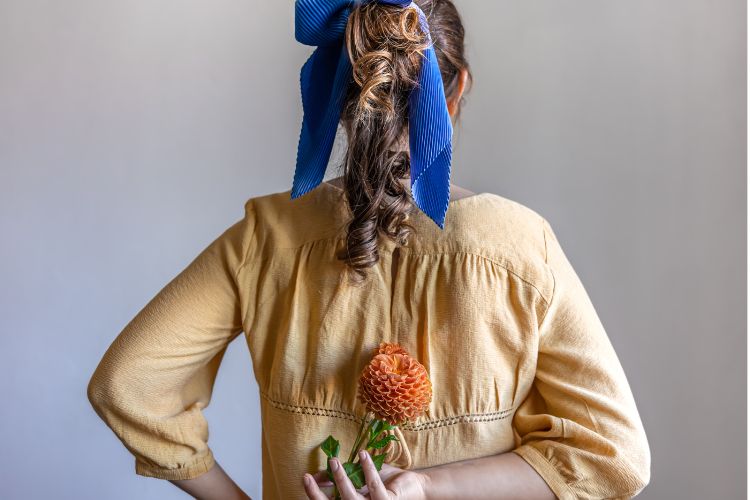 Donna di spalle che indossa capi vintage